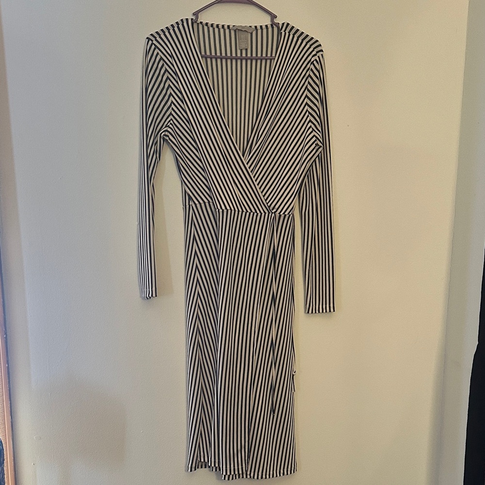 H&M Black and White Striped Long Sleeve Dress